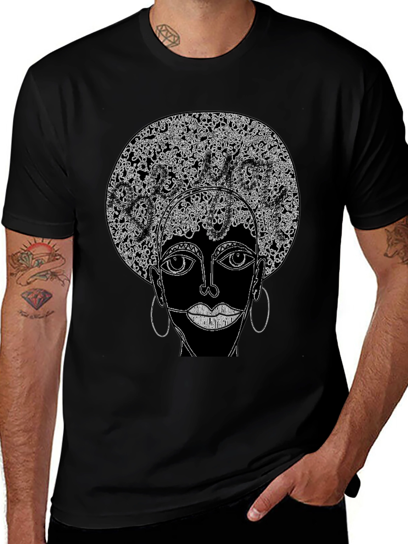 Camiseta Negra con Diseño Abstracto Afro