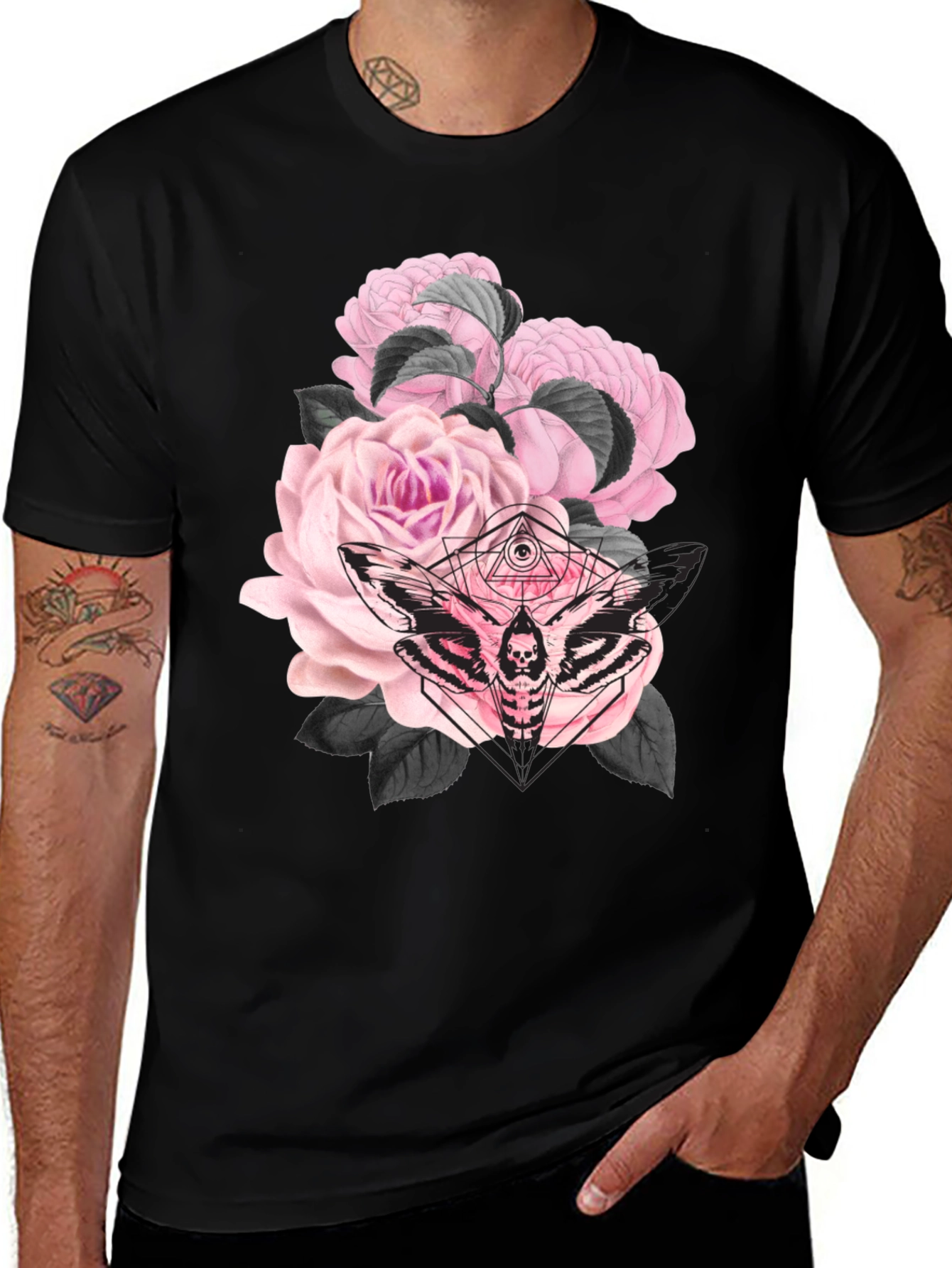 Camiseta Negra con Estampado de Rosas y Polilla