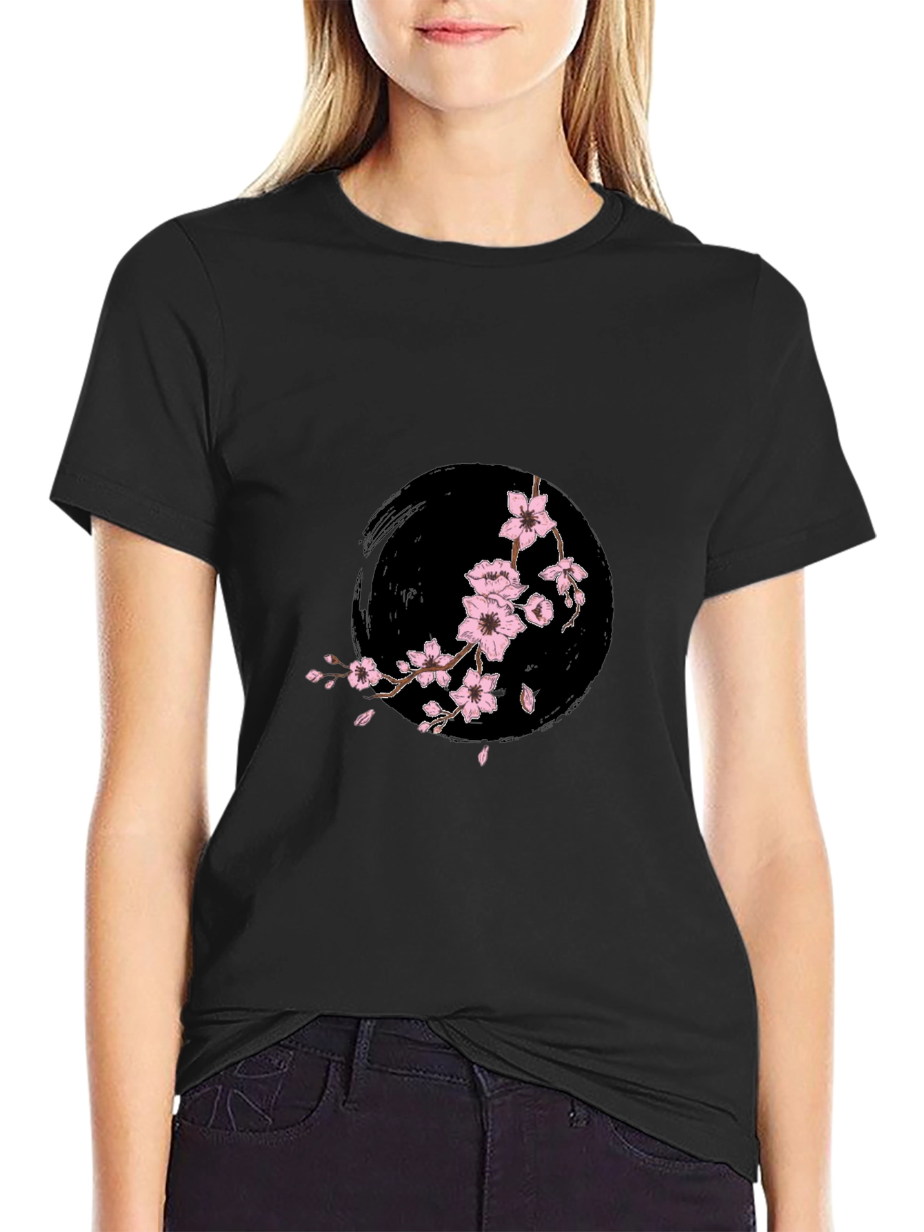 Camiseta Negra con Diseño Floral Japonés