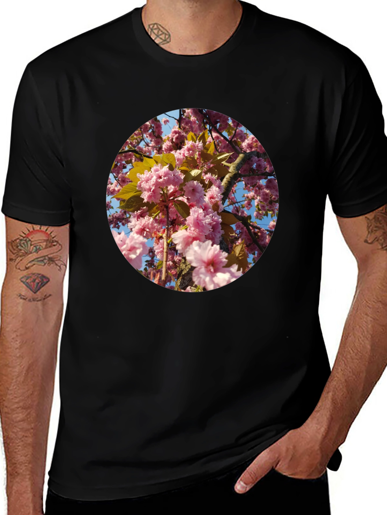 Camiseta Negra con Diseño Floral Rosado