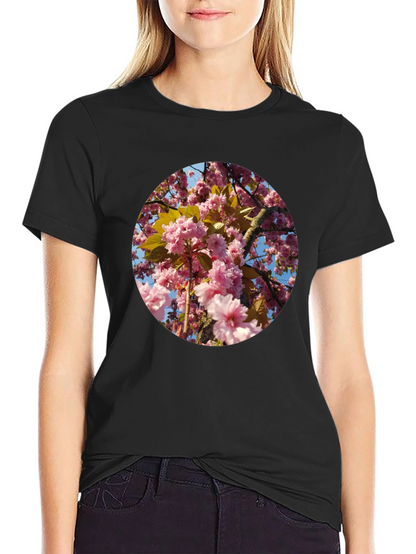 Camiseta Negra con Diseño Floral Rosado