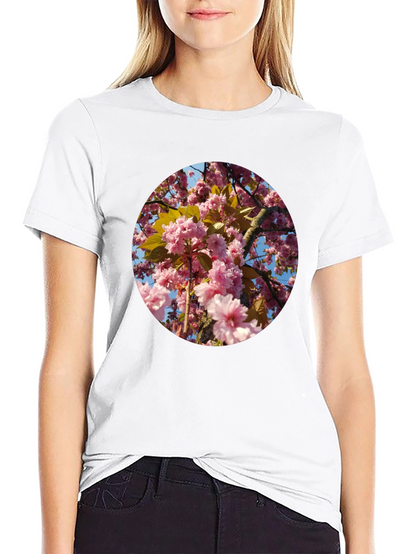 Camiseta Negra con Diseño Floral Rosado