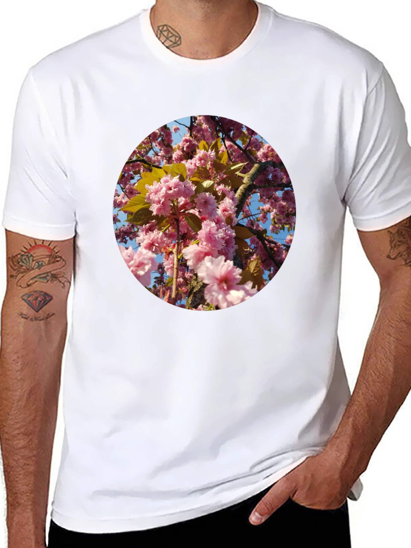 Camiseta Negra con Diseño Floral Rosado