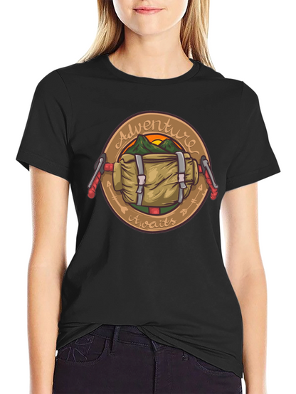 Camiseta Negra Adventure Awaits para Exploradores
