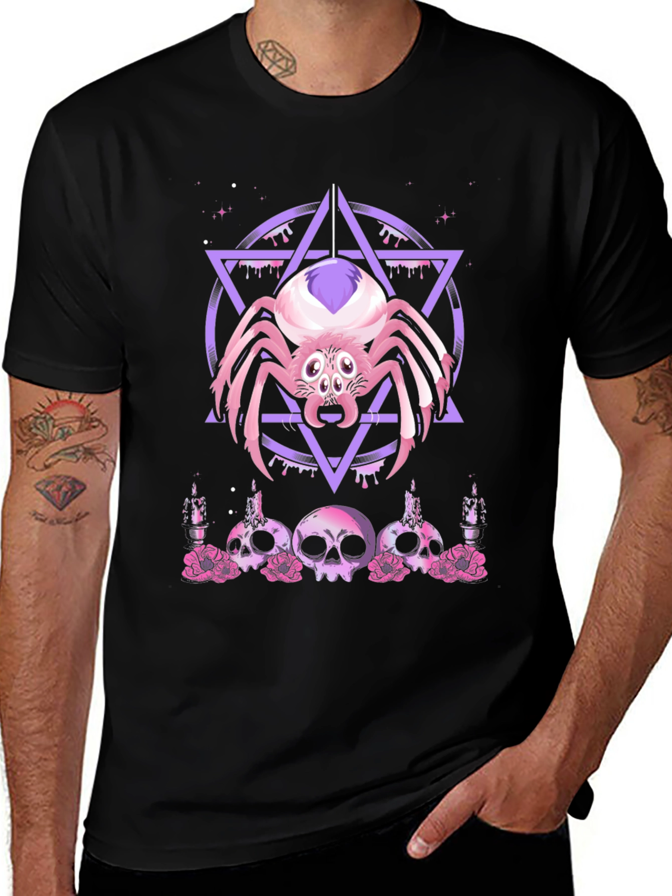 Camiseta Negra con Araña Gótica y Calaveras Rosadas