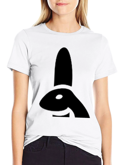Camiseta Negra con Diseño de Conejo Abstracto