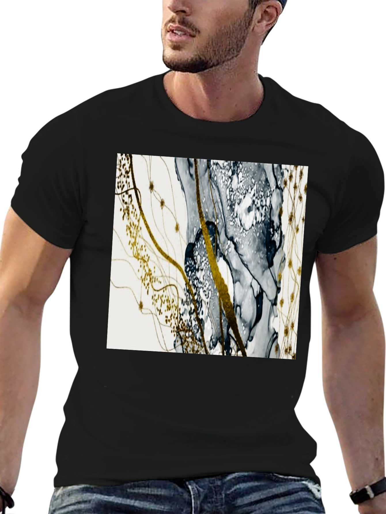 Camiseta Negra con Diseño Abstracto Dorado y Gris