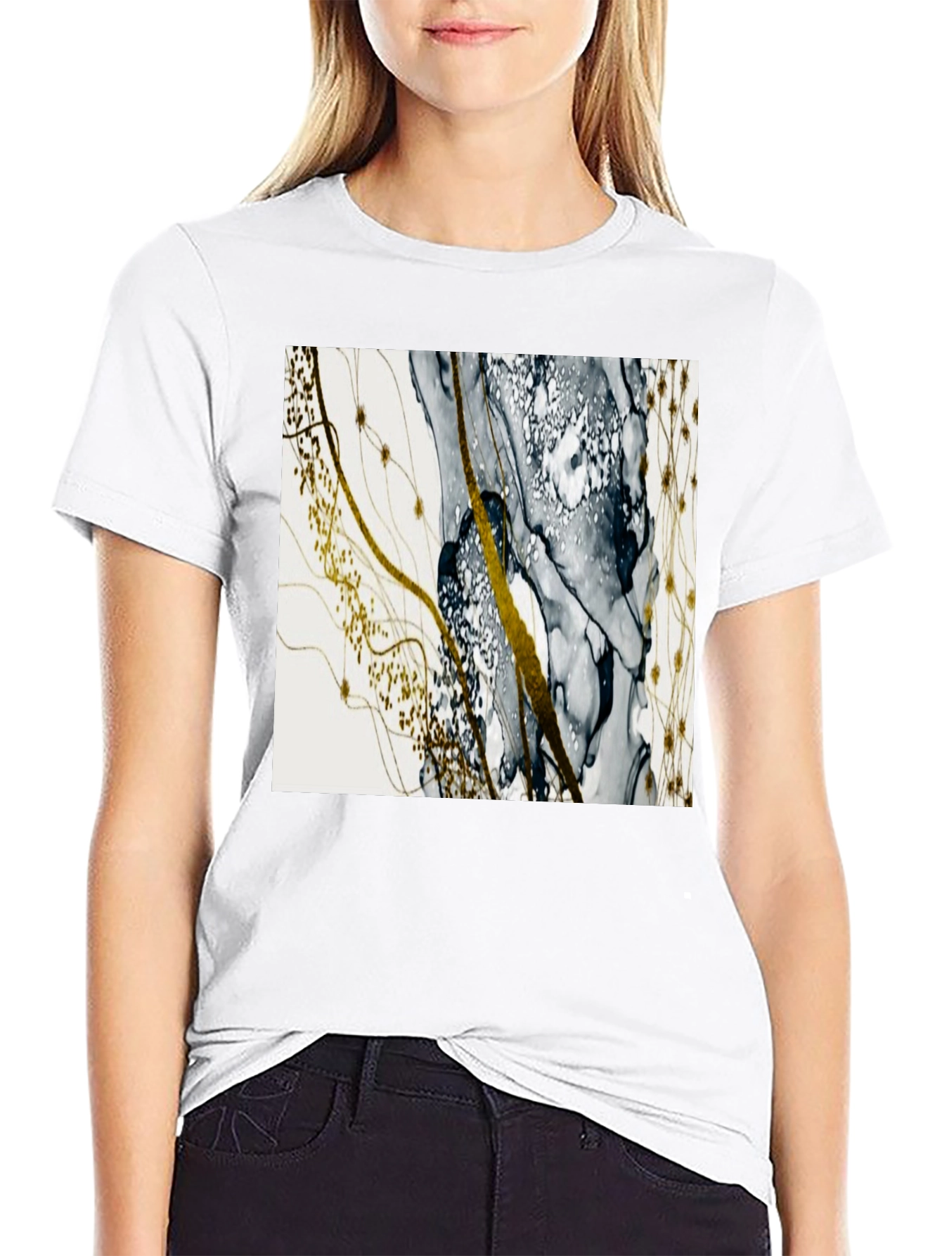 Camiseta Negra con Diseño Abstracto Dorado y Gris