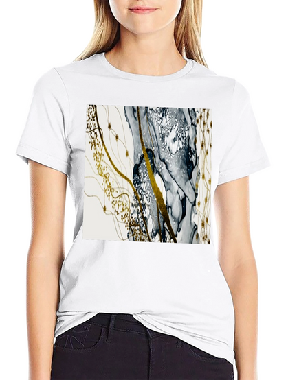 Camiseta Negra con Diseño Abstracto Dorado y Gris