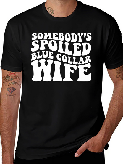 Camiseta Negra Somebodys Spoiled Blue Collar Wife