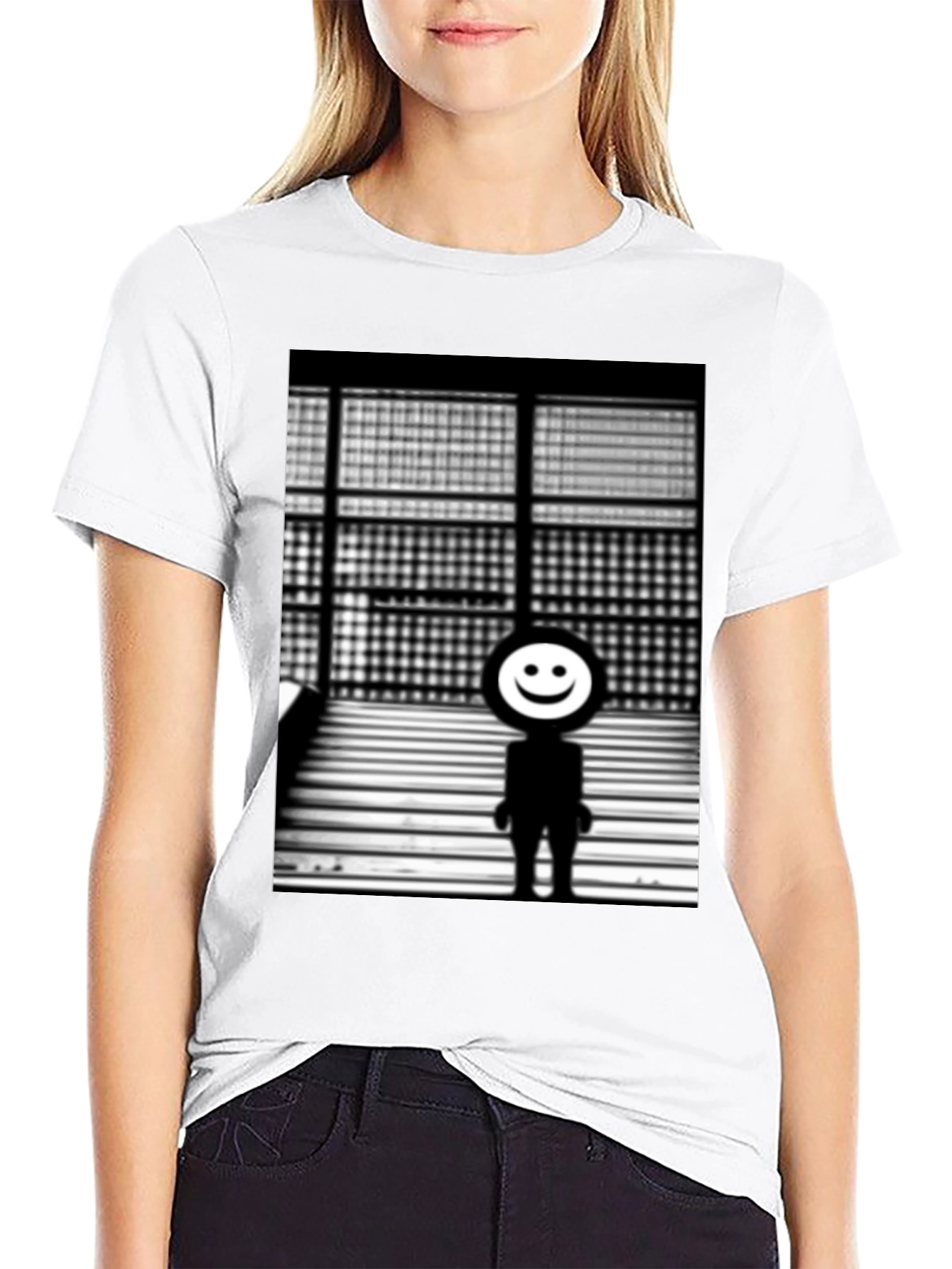 Camiseta Negra con Diseño Abstracto Sonriente