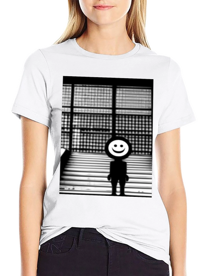 Camiseta Negra con Diseño Abstracto Sonriente