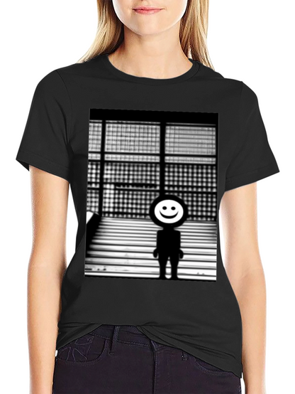 Camiseta Negra con Diseño Abstracto Sonriente