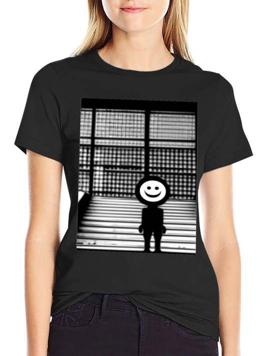 Camiseta Negra con Diseño Abstracto Sonriente