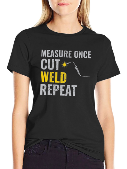Camiseta Negra: Mide Corta Suelda Repite