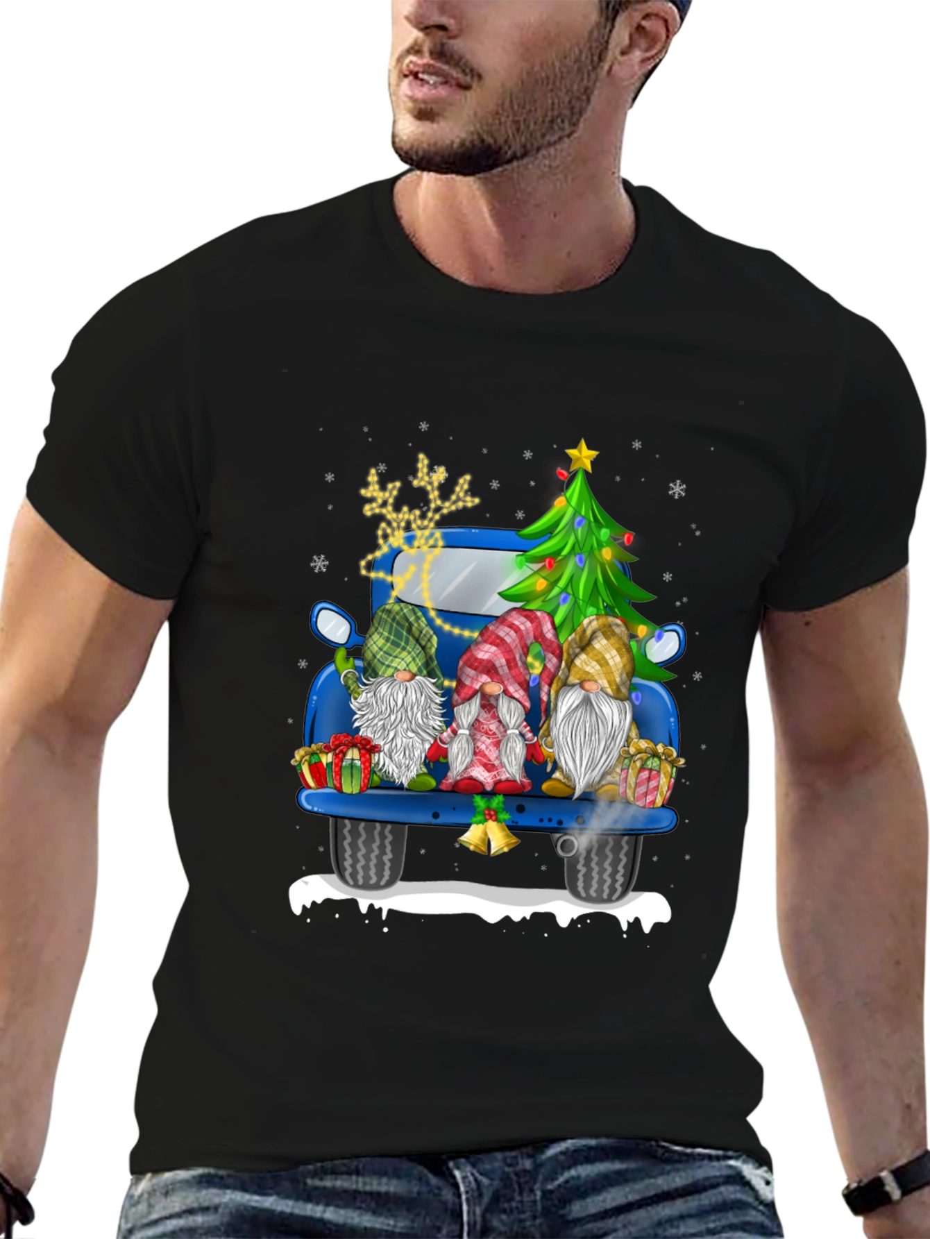 Camiseta Navideña con Gnomos en Camioneta Azul