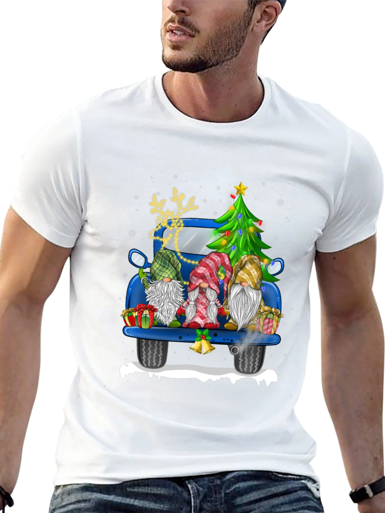 Camiseta Navideña con Gnomos en Camioneta Azul