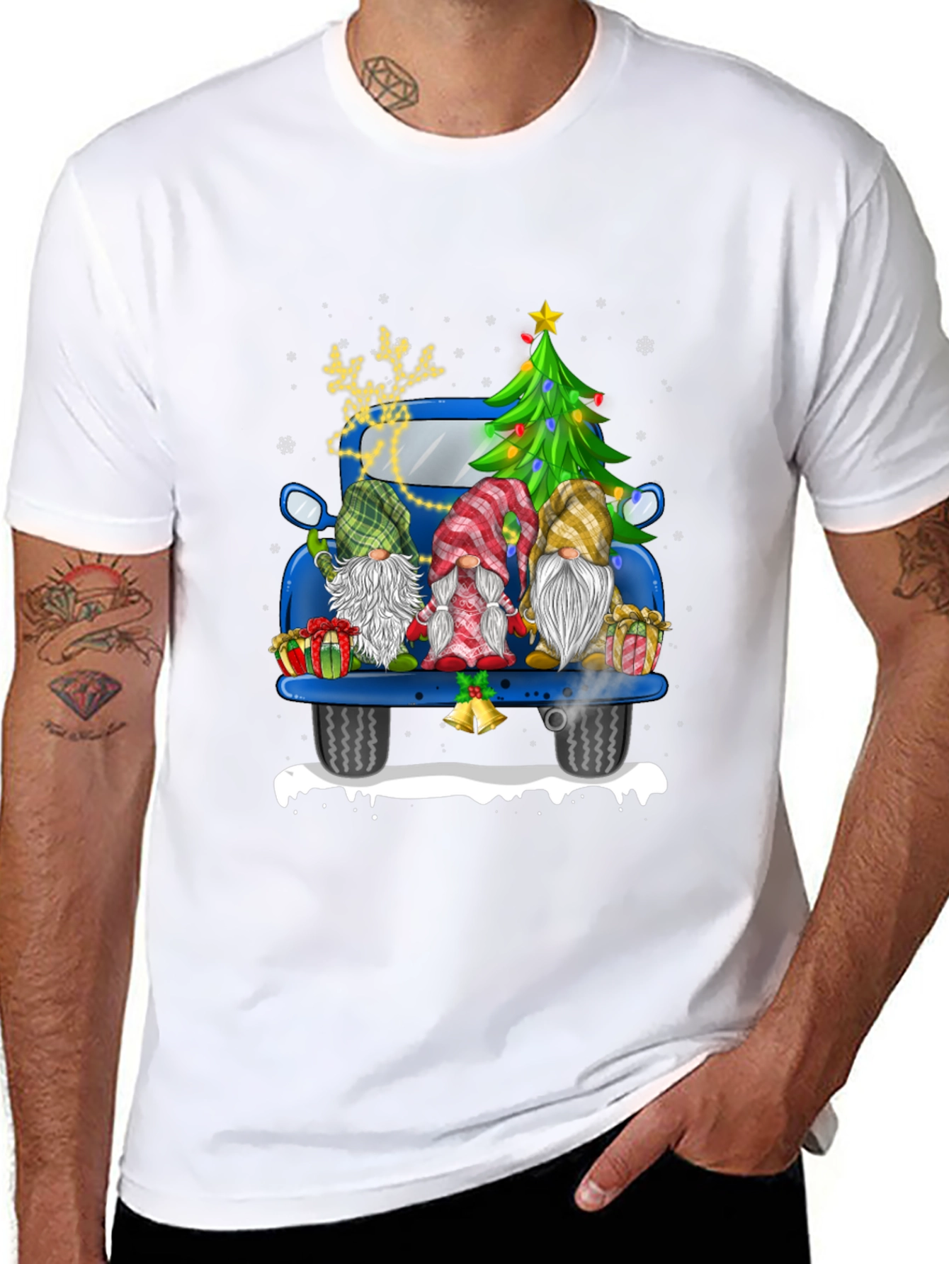 Camiseta Navideña con Gnomos en Camioneta Azul